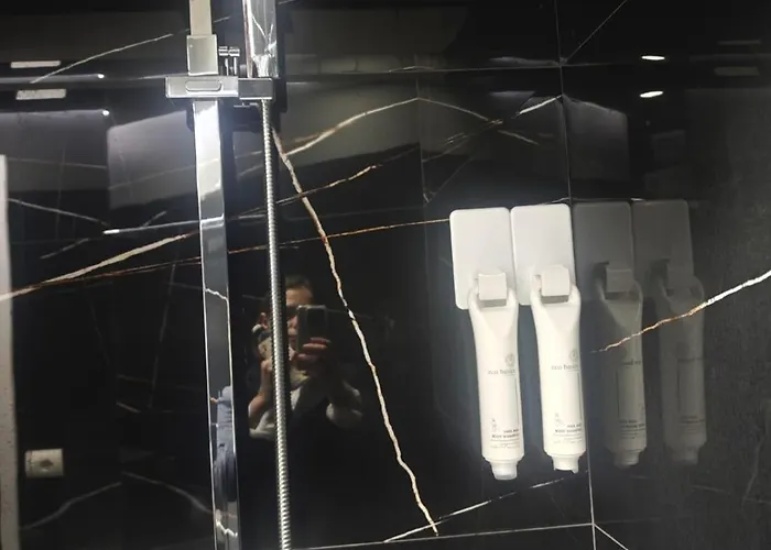 Artist * Τίρανα